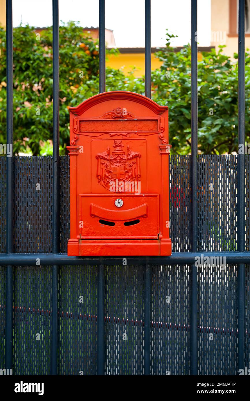 Cassetta postale di rosso in una delle città italiane Foto Stock