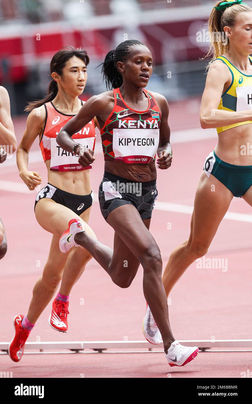 Faith Kipyegon (KEN) in gara nei 1500 metri di manche femminili ai Giochi Olimpici estivi 2020 (2021) di Tokyo, Giappone Foto Stock