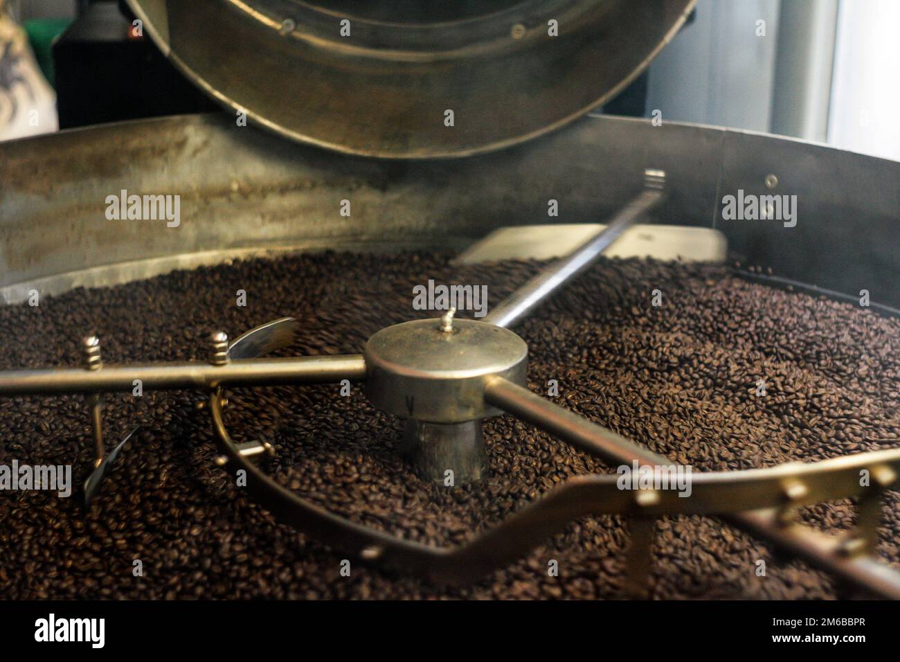 Nella tostatura del caffè Foto Stock