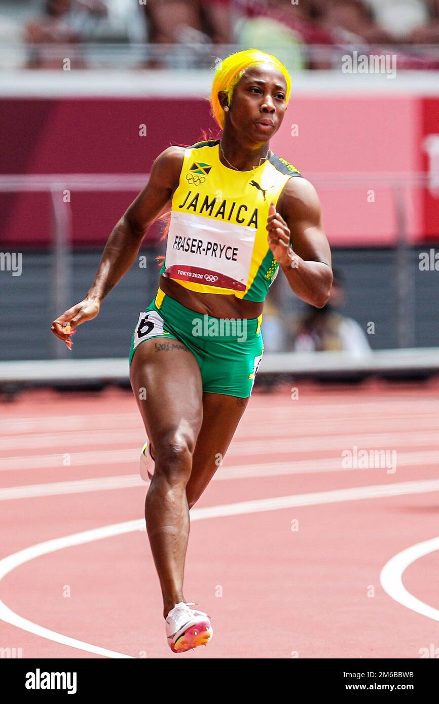 Shelly-Ann Fraser-Pryce (JAM) gareggia nei 200 metri femminili ai Giochi Olimpici estivi 2020 (2021) di Tokyo, Giappone Foto Stock