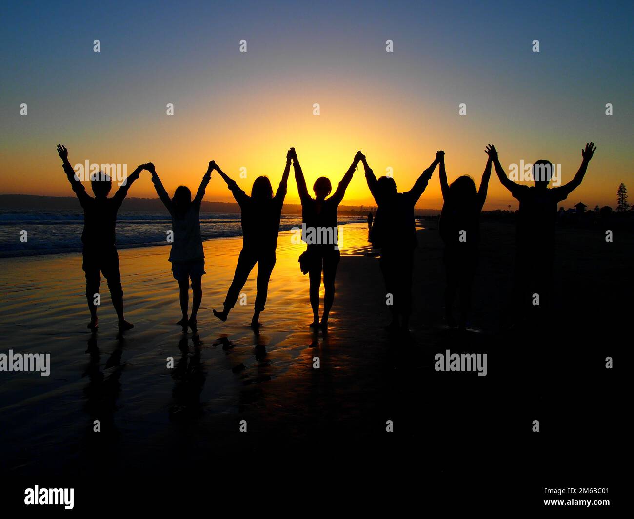 Il sole che tramonta e Silhouette a Coronado Beach a San Diego in giugno Foto Stock
