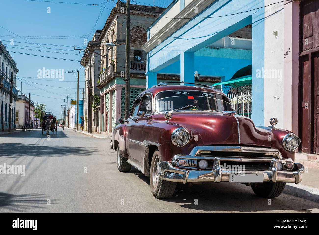 Parcheggio classico red american a Santa Clara Cuba Foto Stock