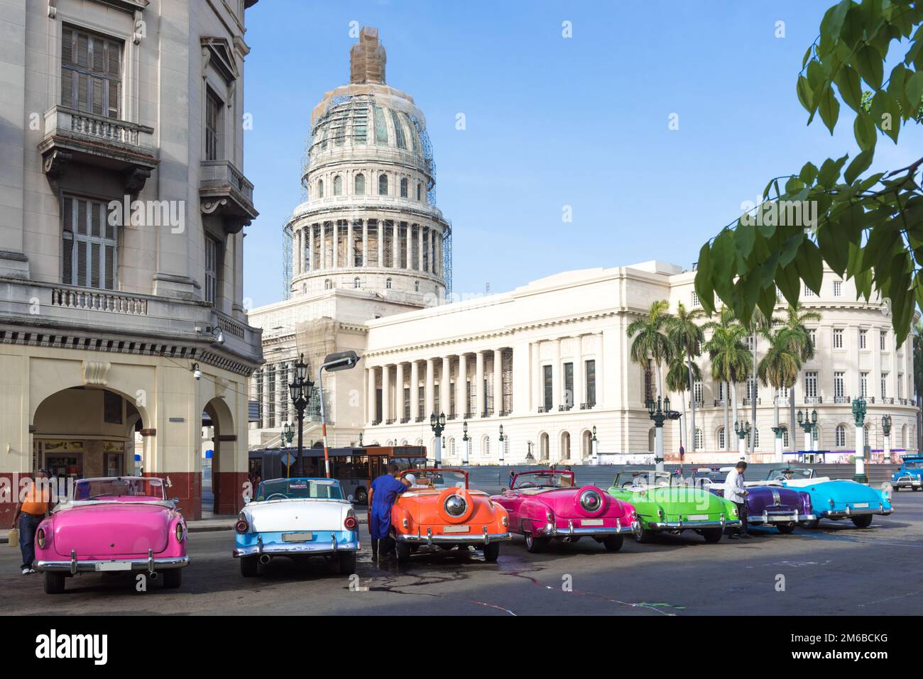 Colorata auto d'epoca a l'Avana Cuba con vista sul Campidoglio Foto Stock