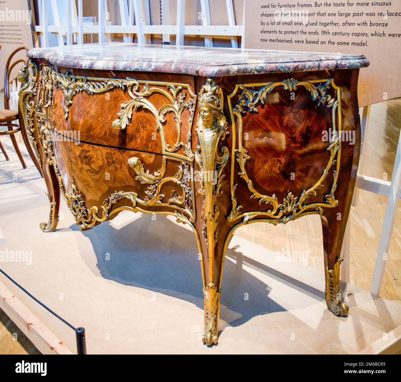 Primo piano di cassettiera realizzata tra il 1875 e il 1900 in rovere, palissandro, legno dorato, bronzo e marmo viola Breche Foto Stock