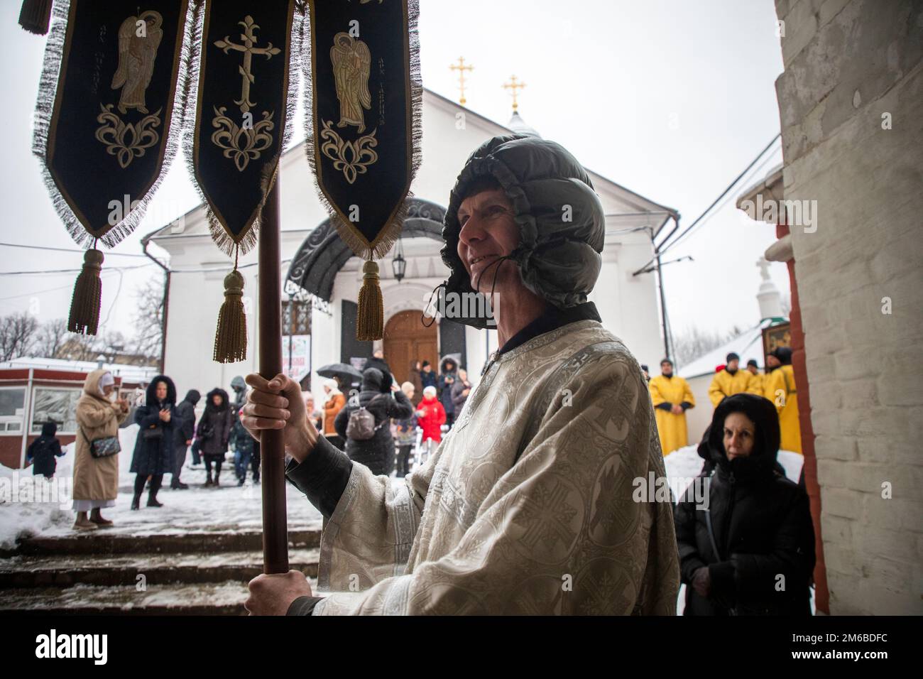 Mosca, Russia. 3rd gennaio 2023. I sacerdoti del monastero di Vysokopetrovsky portano un'icona di San Pietro, Metropolita di Mosca e di tutta la Russia, in via Petrovka nel centro di Mosca, Russia. Nikolay Vinokurov/Alamy Live News Foto Stock