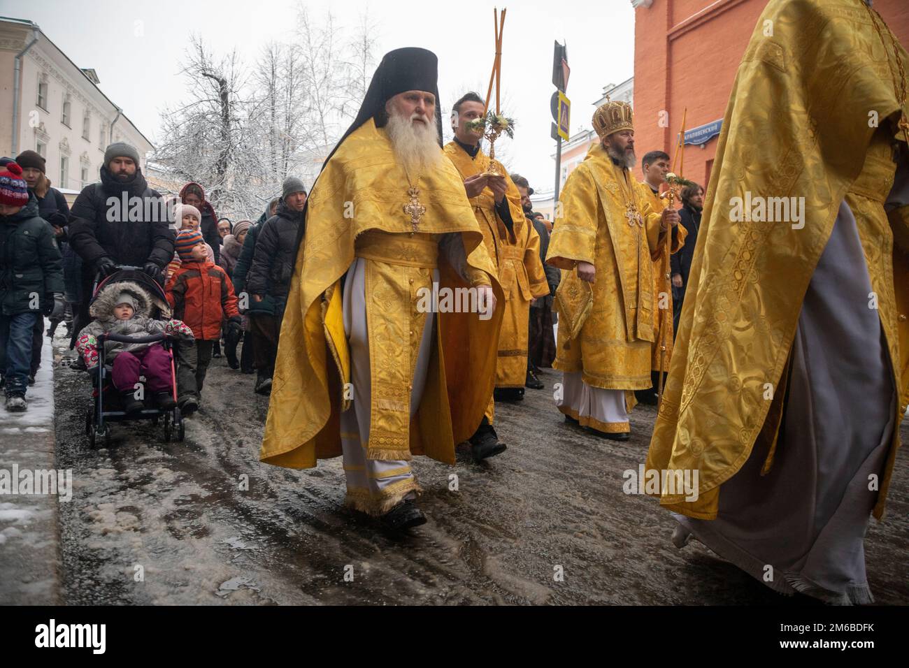 Mosca, Russia. 3rd gennaio 2023. I sacerdoti del monastero di Vysokopetrovsky portano un'icona di San Pietro, Metropolita di Mosca e di tutta la Russia, in via Petrovka nel centro di Mosca, Russia. Nikolay Vinokurov/Alamy Live News Foto Stock