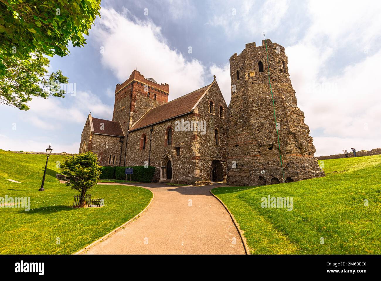 Dover - Giugno 04 2022: Antica chiesa presso il possente castello di dover nel Kent, Inghilterra. Foto Stock