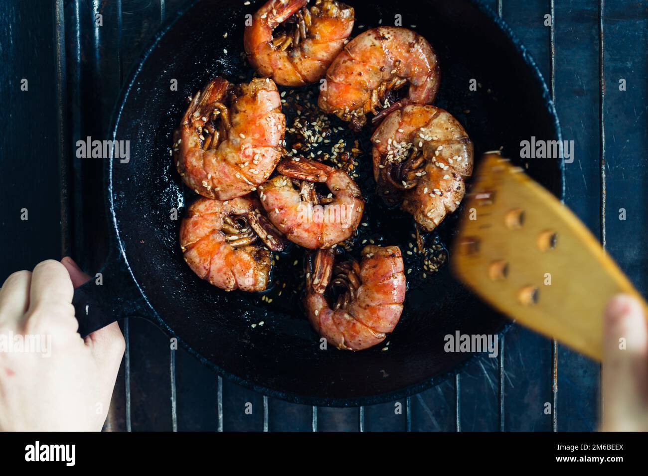 Gamberi fritti con aglio e i semi di sesamo Foto Stock