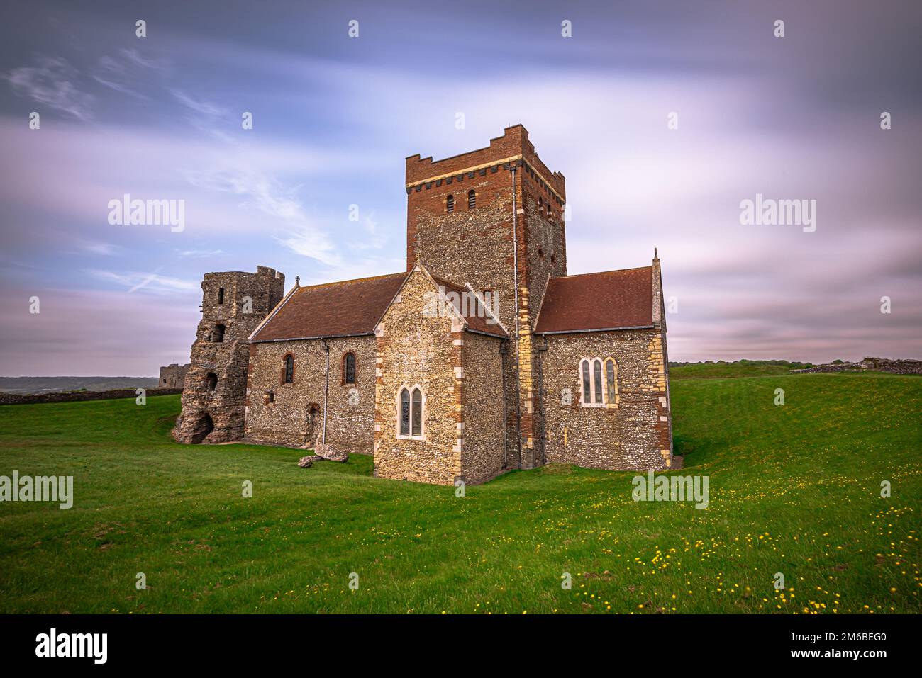 Dover - Giugno 04 2022: Antica chiesa presso il possente castello di dover nel Kent, Inghilterra. Foto Stock