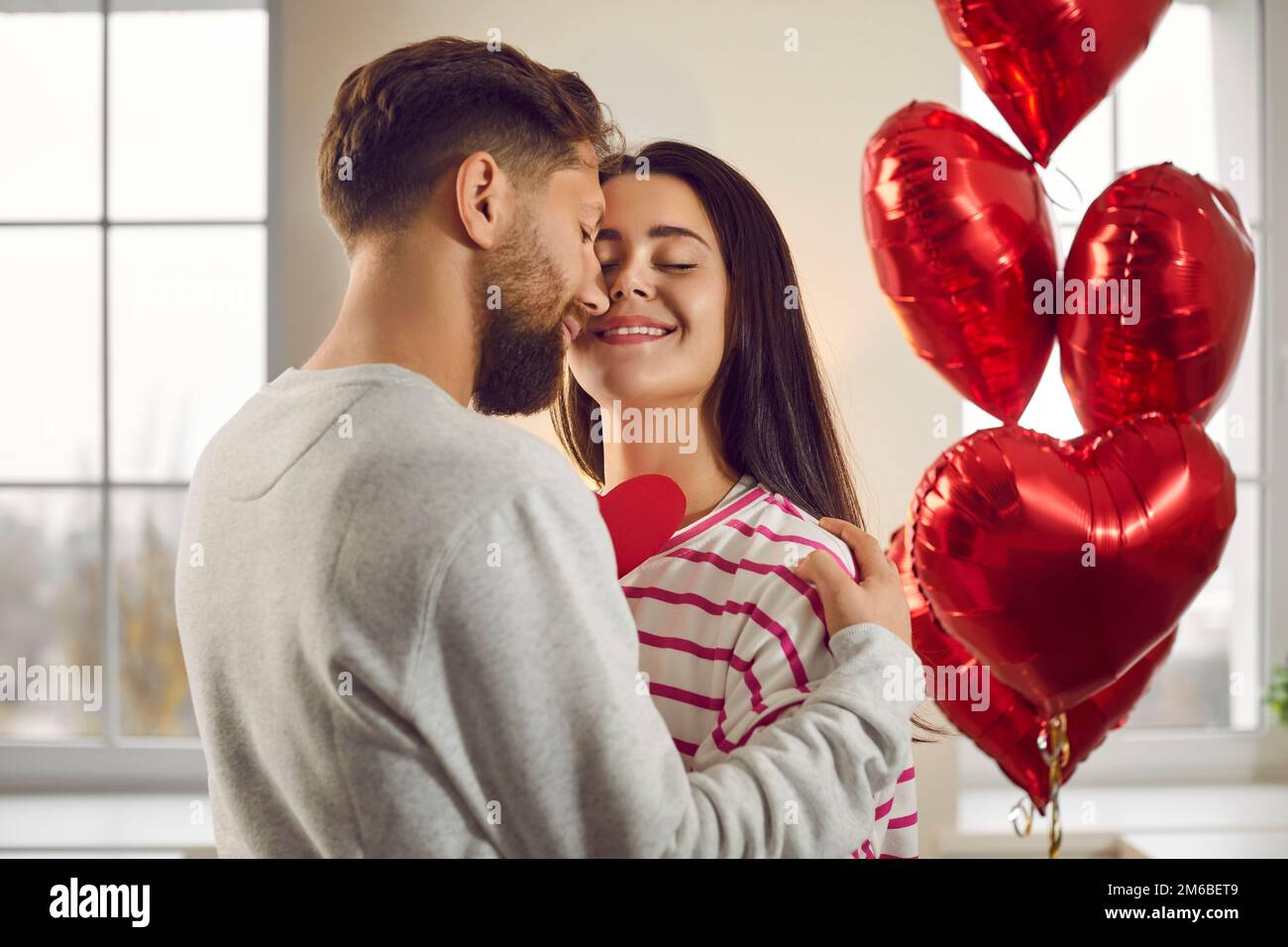 L'uomo e la donna innamorati celebrano San Valentino e fanno regali  romantici l'uno all'altro Foto stock - Alamy