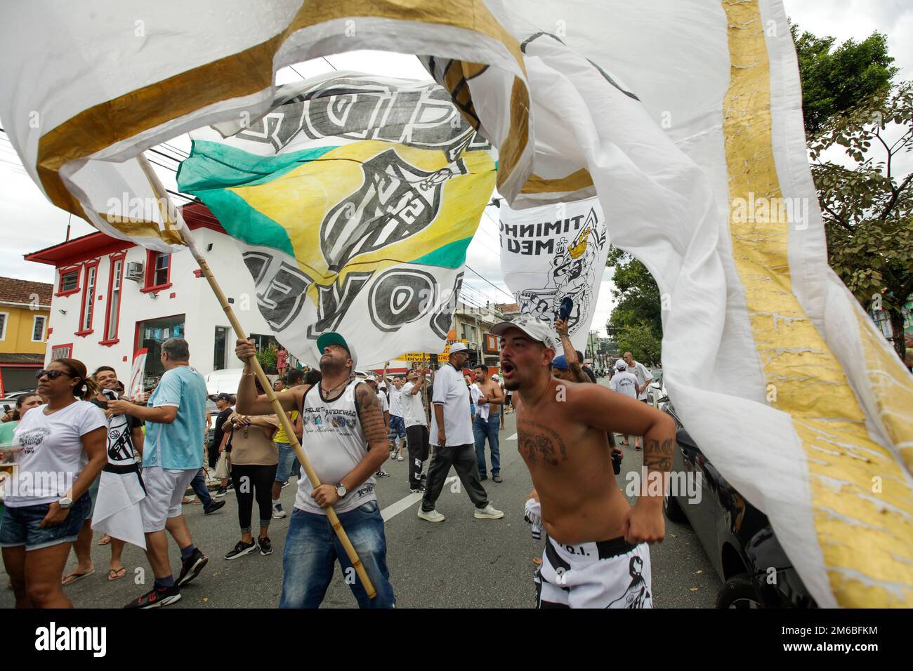 Santos, Brasile. 03rd Jan, 2023. I fan di Santos cantano in onore di Pele all'ingresso dello stadio Vila Belmiro. L'eccezionale calciatore Pelé morì a San Paolo il 29 dicembre 2022, all'età di 82 anni. Credit: Lincon Zarbietti/dpa/Alamy Live News Foto Stock