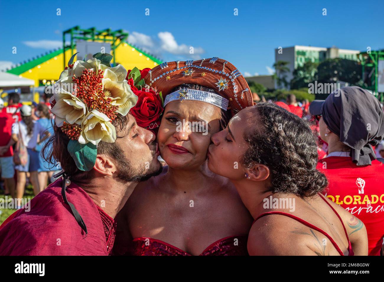 Brasília, DF, Brasile – 01 gennaio 2023: Tre persone si sono abbracciate e si sono mosse durante il discorso del nuovo presidente del Brasile. Foto Stock