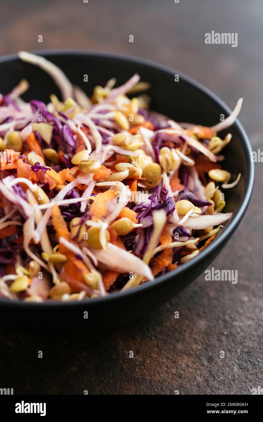 Coleslaw asiatico fatto in casa con lenticchie e carote germogliate. Foto Stock