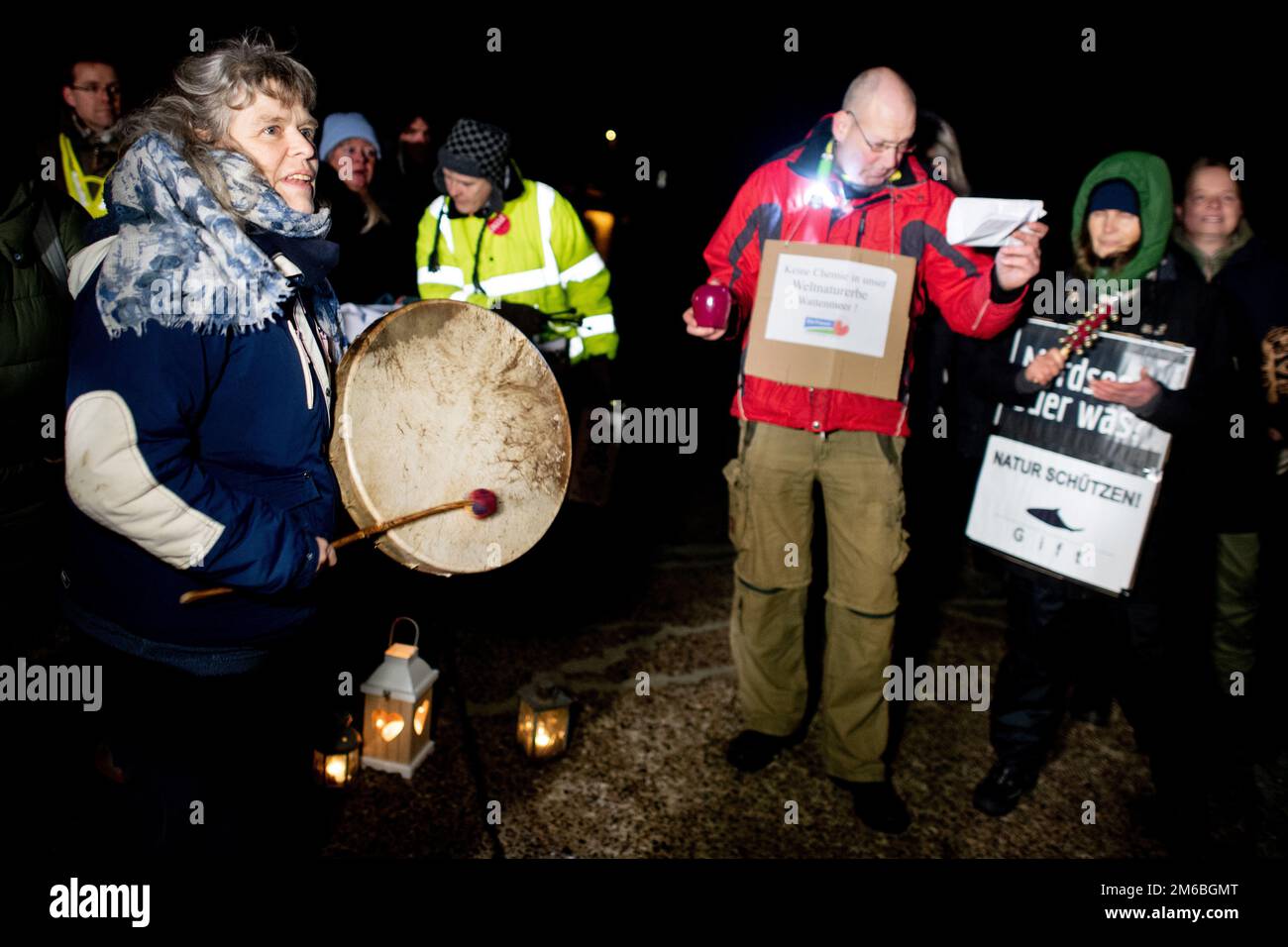 Hooksiel, Germania. 03rd Jan, 2023. Diversi ambientalisti cantano e si annodano nel porto esterno di Hooksiel, di fronte al terminal GNL nel Mare del Nord. Criticano lo scarico di cloro e bromo in mare e temono danni al mare di Wadden causati dalle operazioni terminali. Questa mattina, una petroliera con un carico completo di gas naturale liquefatto è arrivata al terminal GNL di Wilhelmshaven per la prima volta dalla sua apertura. Credit: Hauke-Christian Dittrich/dpa/Alamy Live News Foto Stock