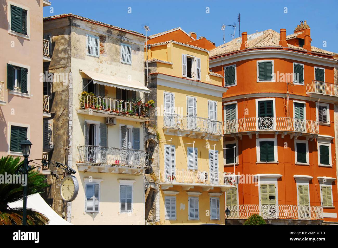 Edifici colorati in Grecia Foto Stock
