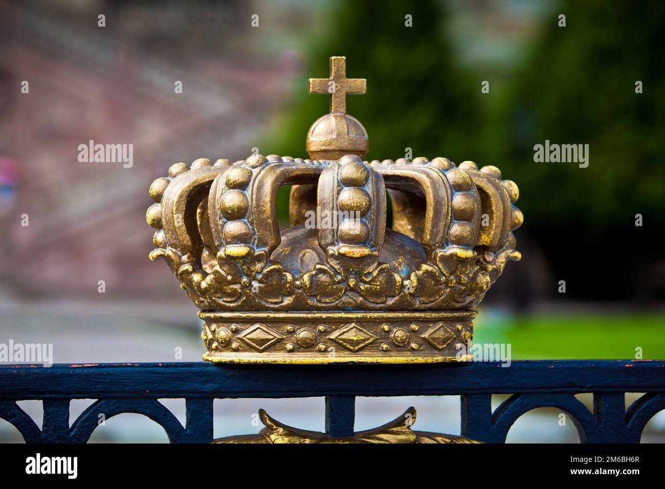 Gold Crown elemento decorativo sulla riga Foto Stock