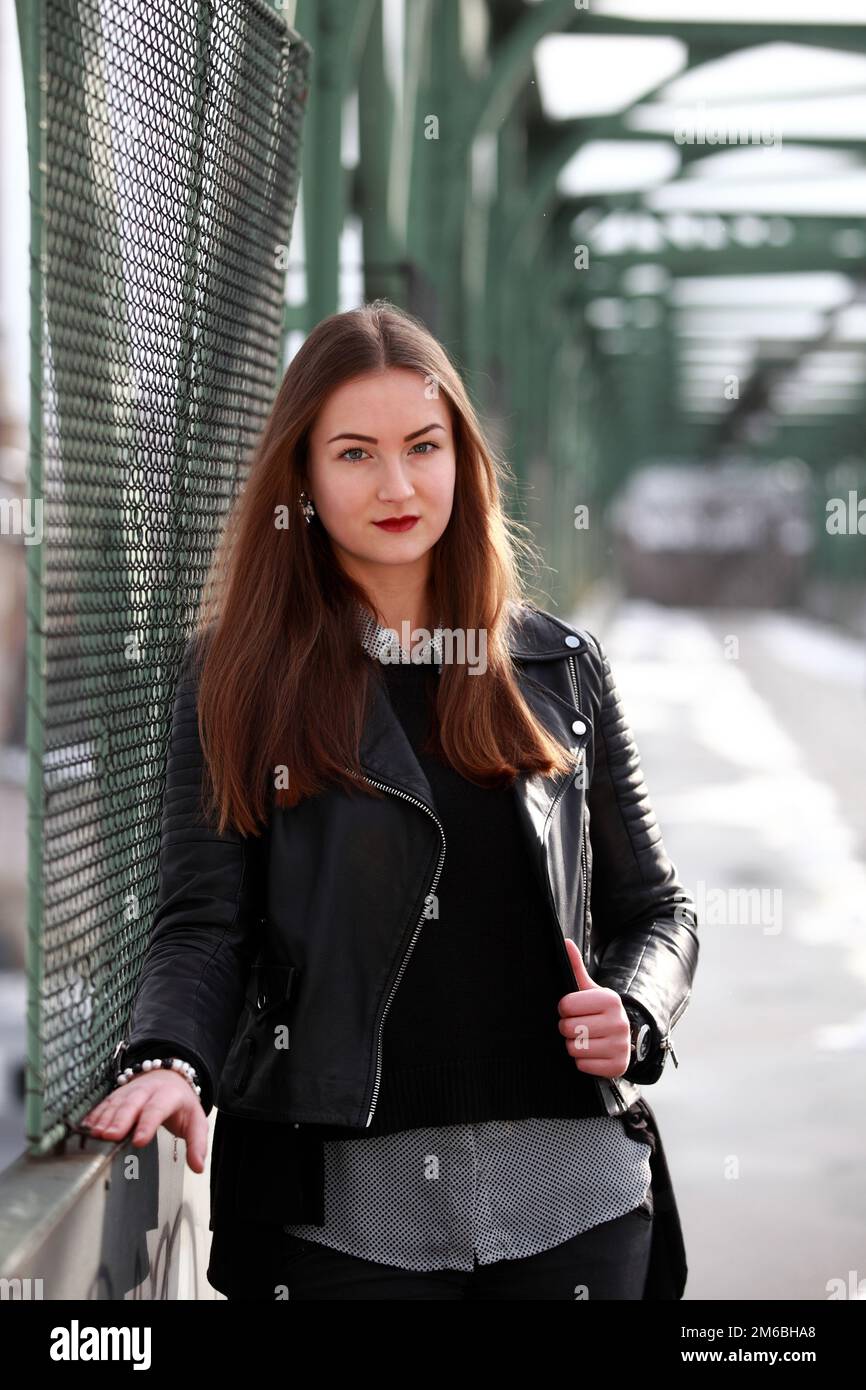 Bella ragazza in giacca di pelle nera in inverno Foto Stock