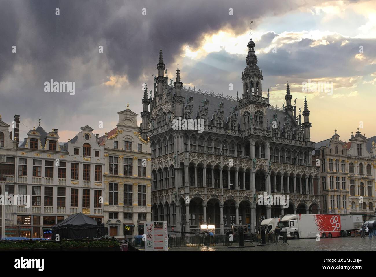 Bruxelles, quartiere della capitale di Bruxelles - Belgio - 12.24.2020. Grand Place Bruxelles a dicembre Foto Stock