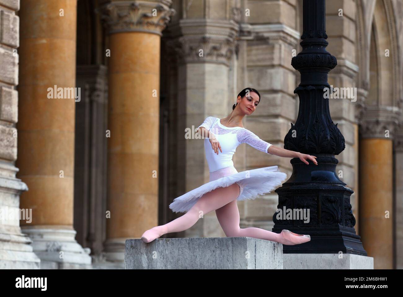Ballerina aggraziata in tutu bianco che balla per strada Foto stock - Alamy