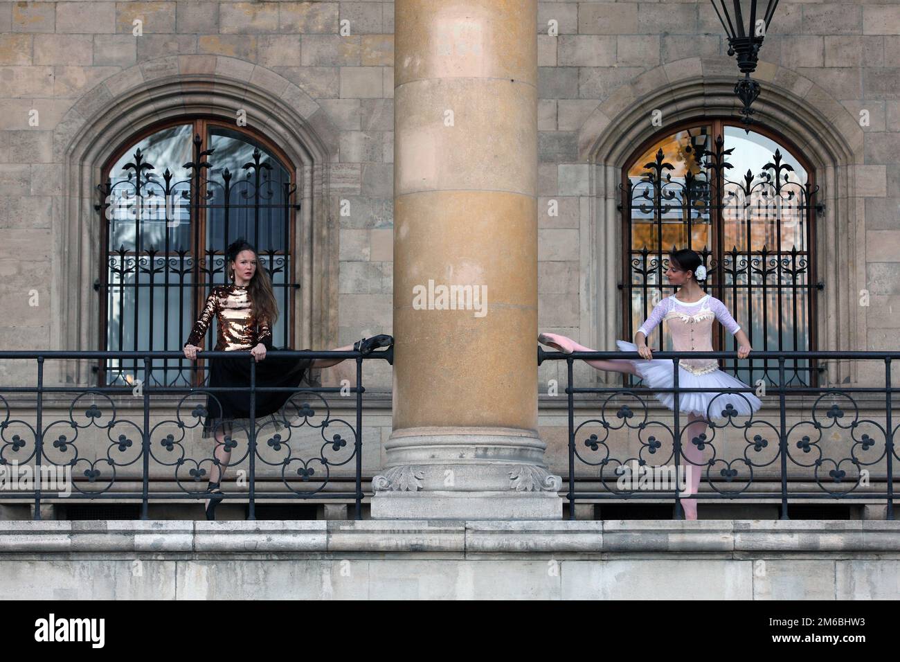 Due belle ballerine che ballano insieme attorno ad una colonna Foto Stock