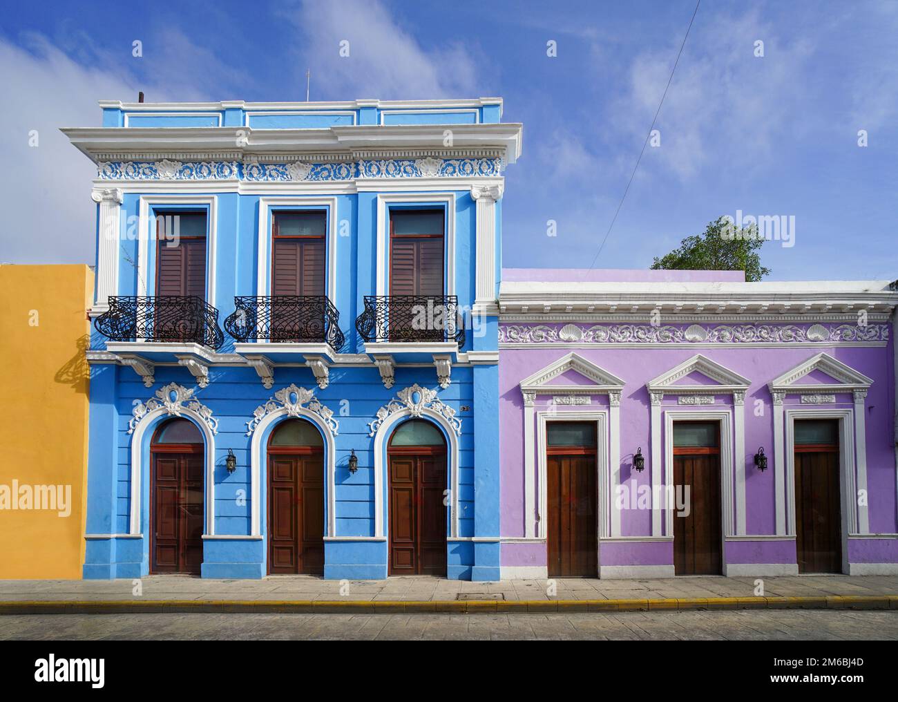 Case coloniali spagnole dipinte con colori vivaci su Calle 59, una famosa strada a Merida Centro, Yucatan, Messico Foto Stock
