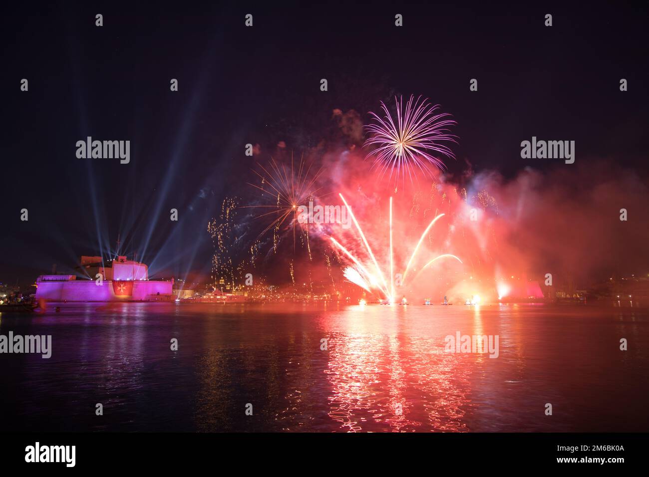 Fuochi d'artificio rosso viola sul Grand Harbour, Fort St Angelo, Birgu, Malta, Europa Foto Stock