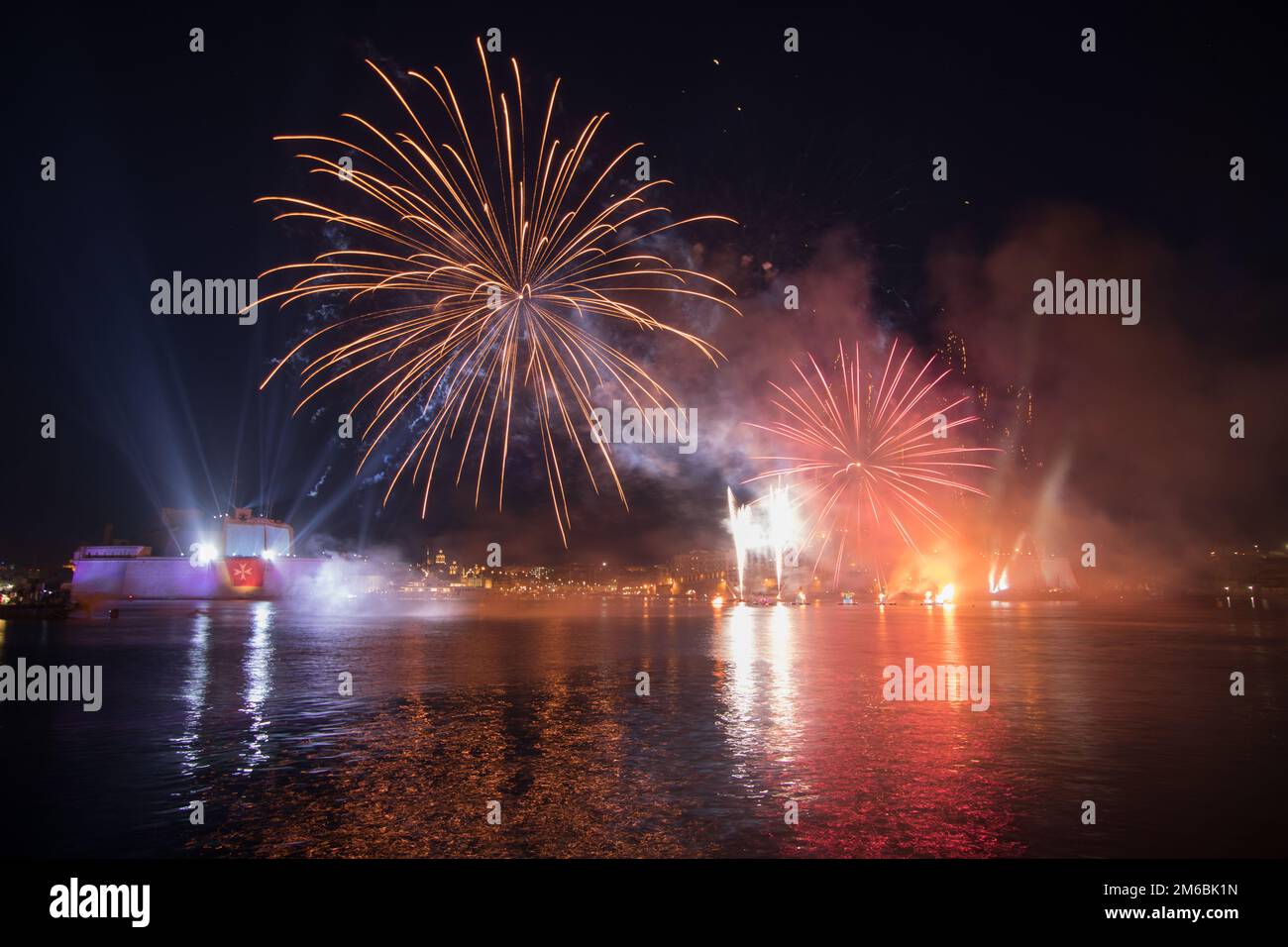 Fuochi d'artificio in oro rosso sul Grand Harbour, Fort St Angelo, Birgu, Malta, Europa Foto Stock