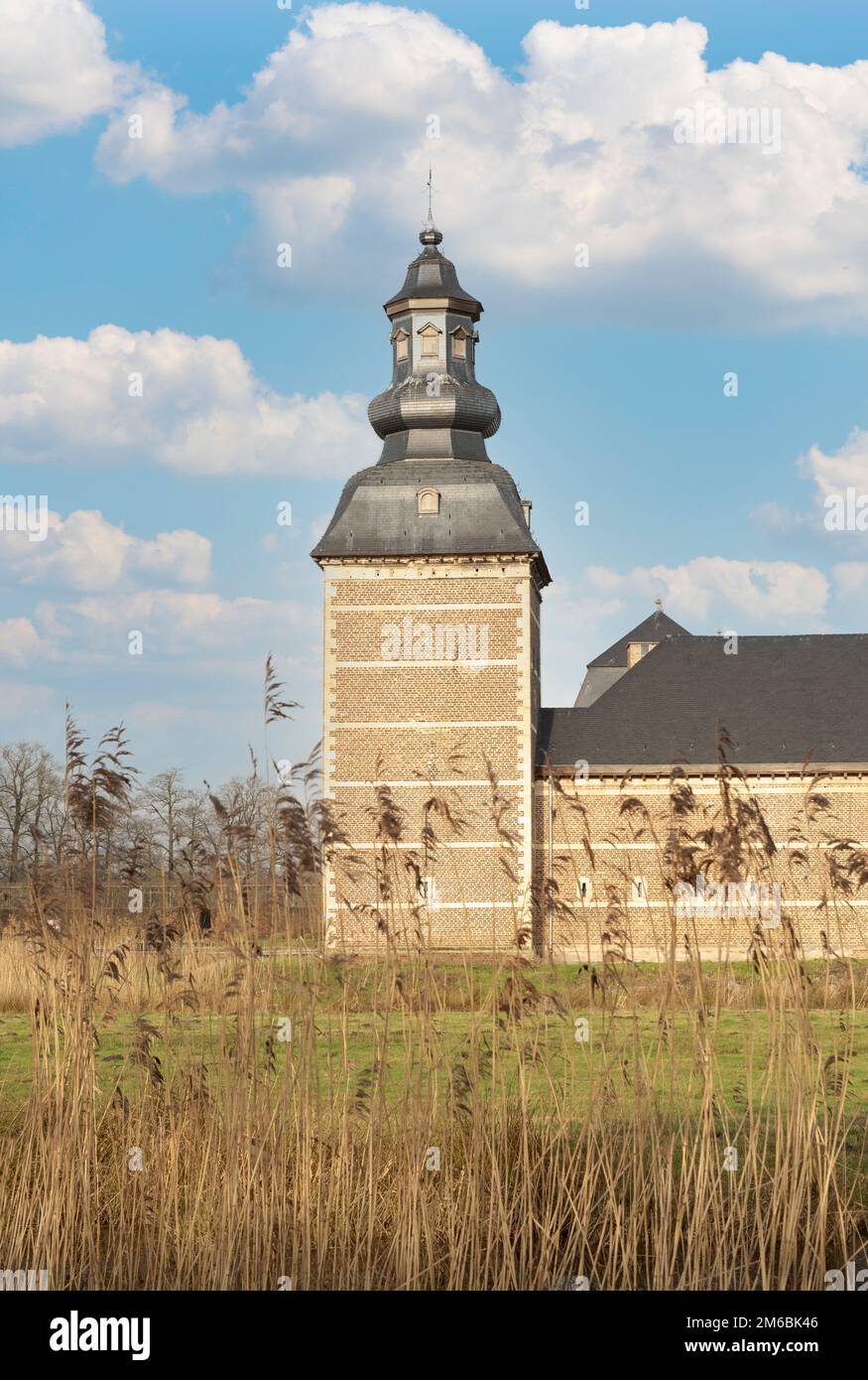 Hassel. Limburgo. Belgio. 01-24-2021. Un vecchio castello europeo del 16th ° secolo per visite pubbliche Foto Stock