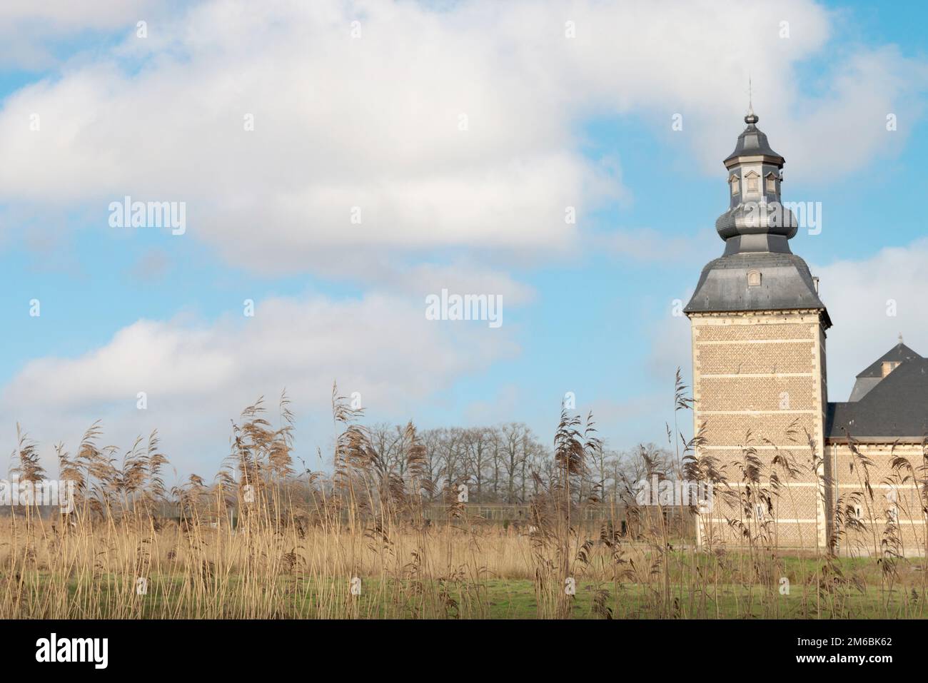 Hassel. Limburgo. Belgio. 01-24-2021. Un vecchio castello europeo del 16th ° secolo per visite pubbliche Foto Stock