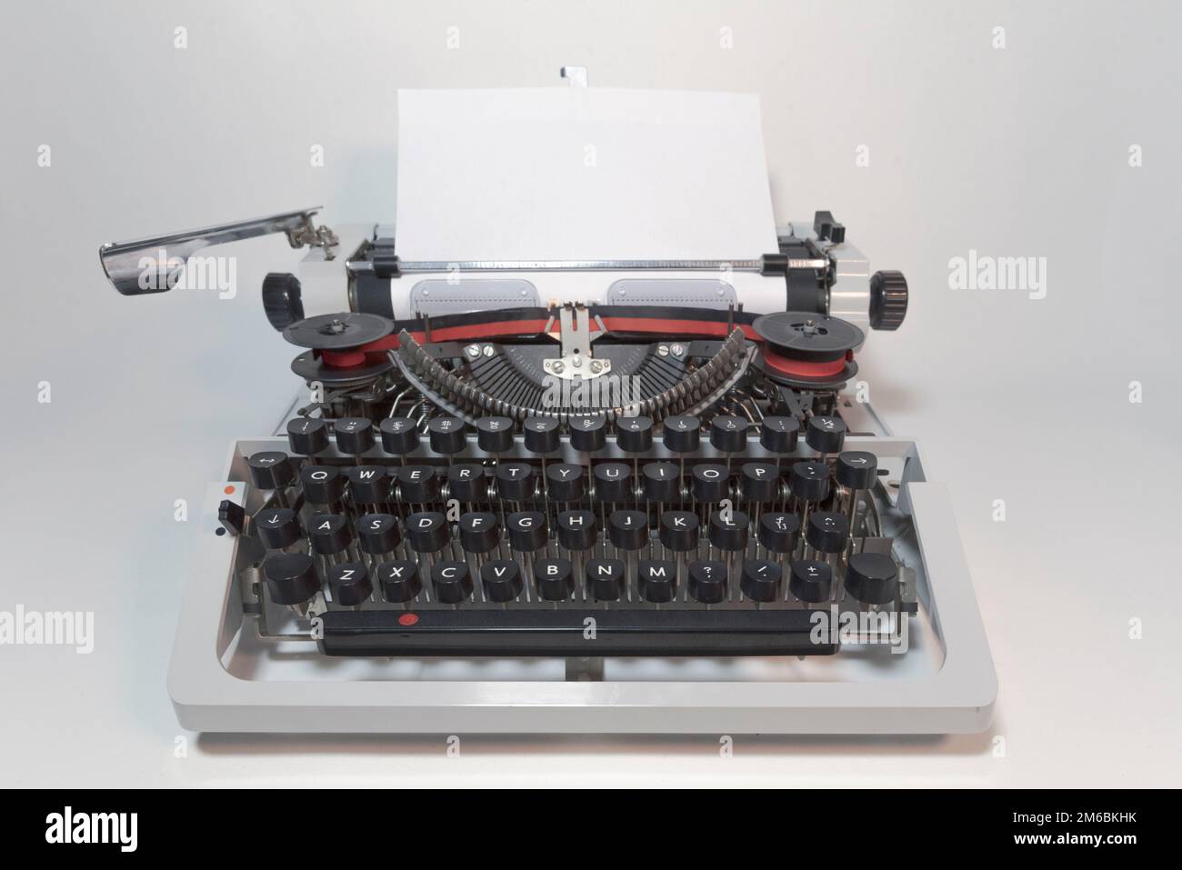 Macchina da scrivere 70s con nastro stampato rosso senza coperchio superiore Foto Stock