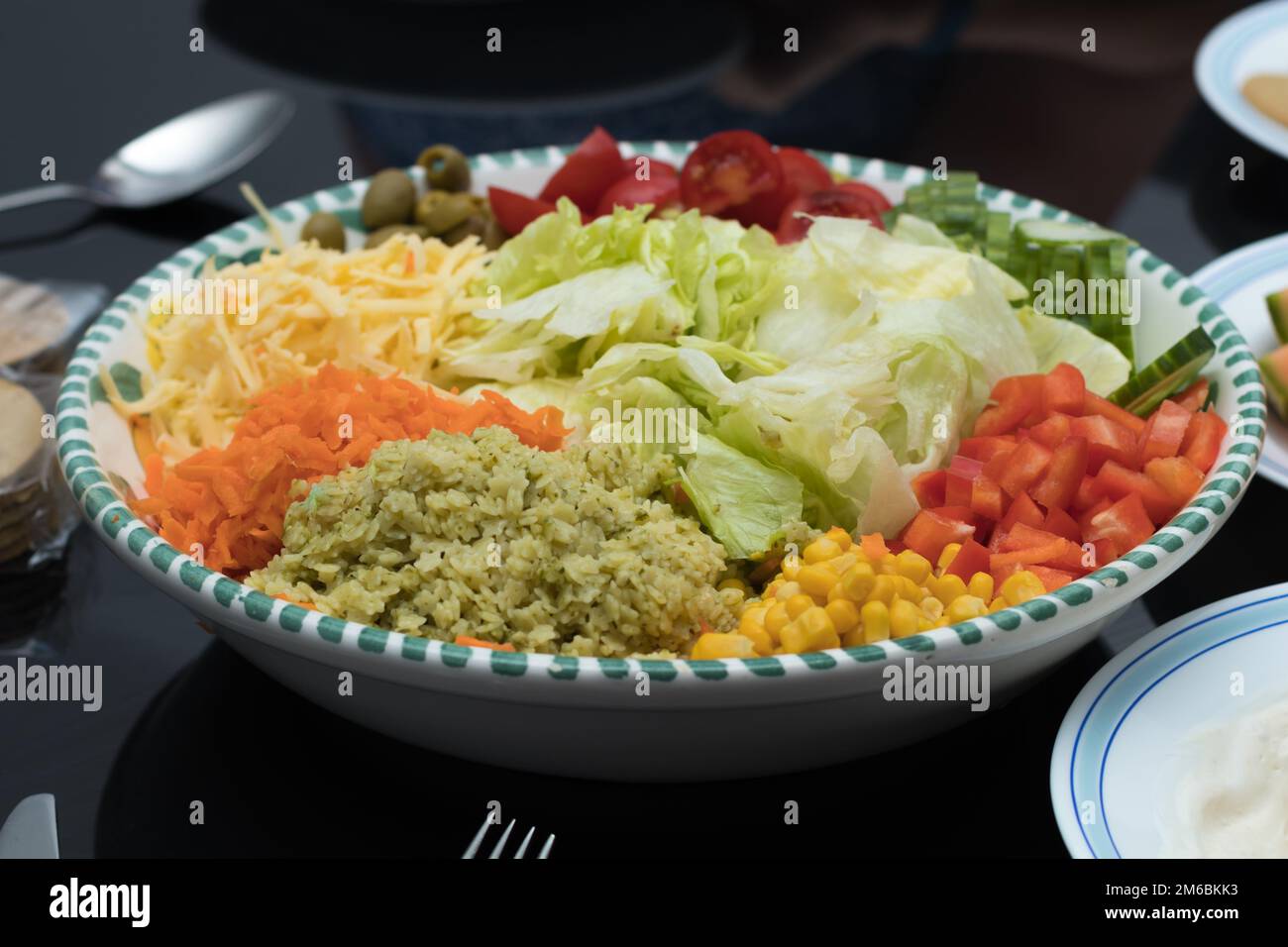 Ciotola di insalata mista sana fatta in casa sul tavolo da pranzo Foto Stock