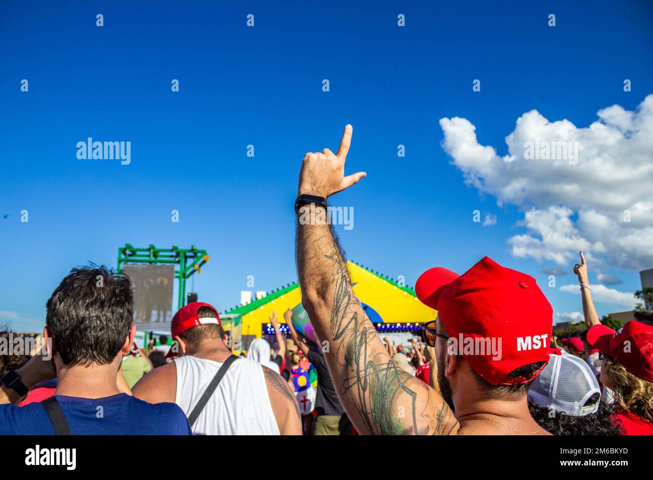 Brasília, DF, Brasile – 01 gennaio 2023: Lula sostenitrice che fa la 'L' con le dita, in occasione dell'evento di inaugurazione del presidente eletto. Foto Stock