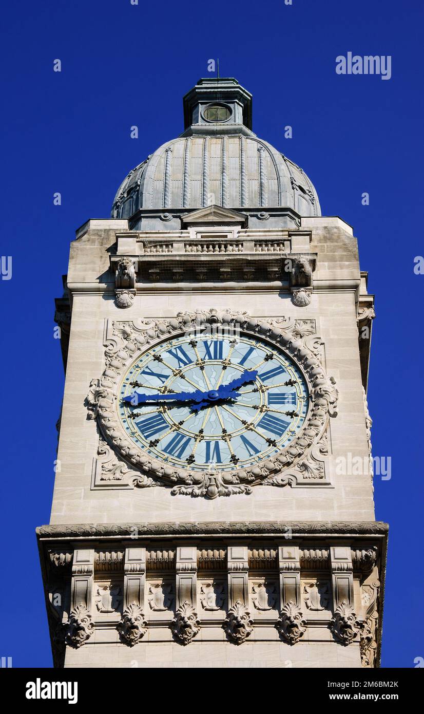 Clocktower della stazione ferroviaria Gare de Lyon a Parigi nelle giornate di sole. Parigi, Francia. Tempo, storia, concetti di viaggio. Foto Stock