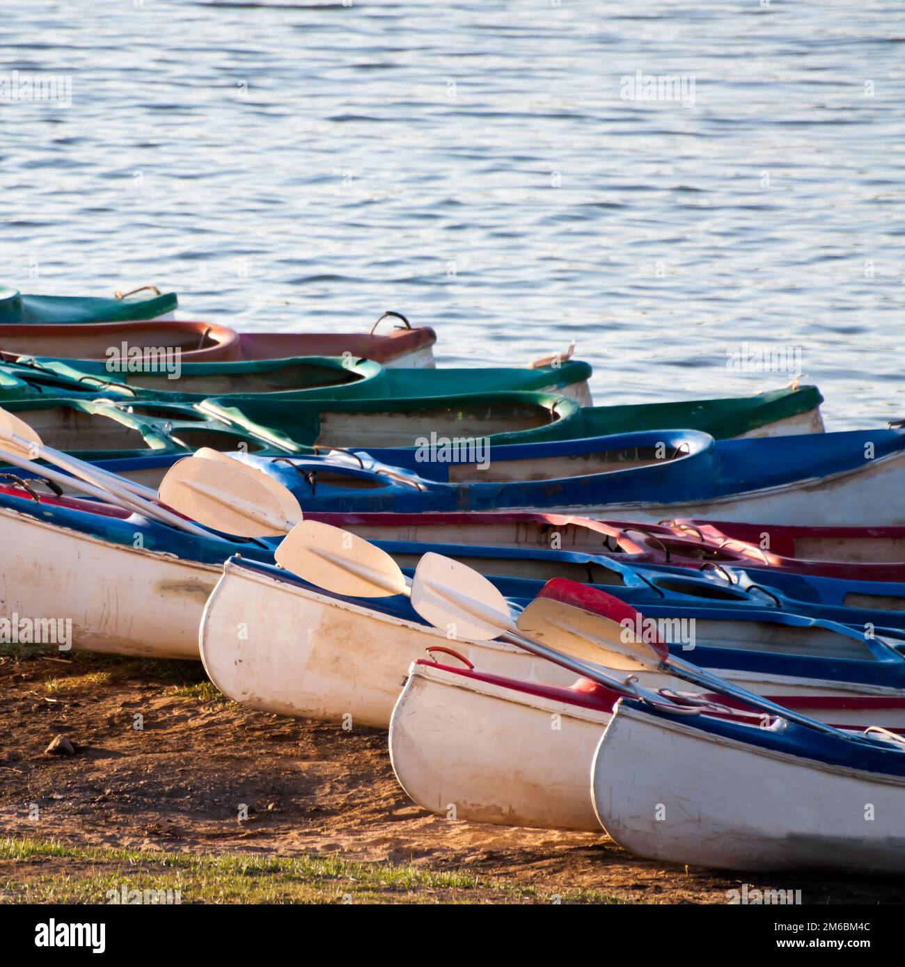 Kayak sulla riva del fiume Foto Stock