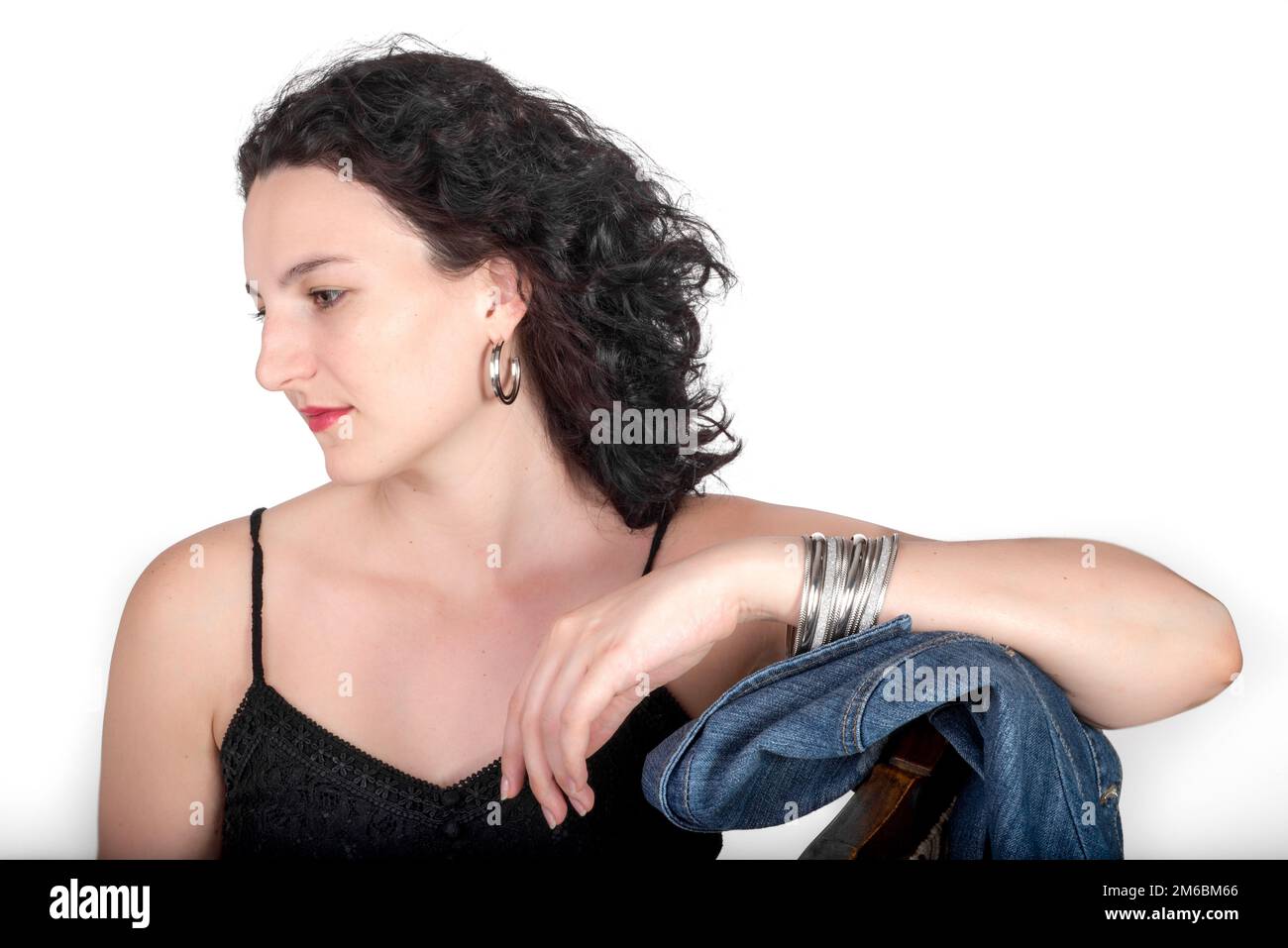 Ritratto di una giovane donna che guarda al suo fianco Foto Stock