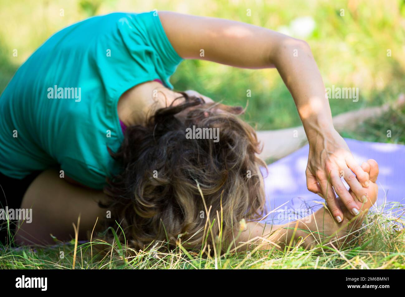 La testa al ginocchio yoga postura Foto Stock