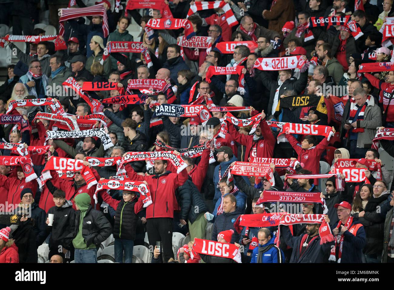 LILLE - LOSC Lille tifosi durante la partita francese Ligue 1 tra Lille OSC e Stade de Reims allo stadio Pierre-Mauroy il 2 gennaio 2022 a Lille, Francia. AP | Dutch Height | Gerrit van Cologne Foto Stock