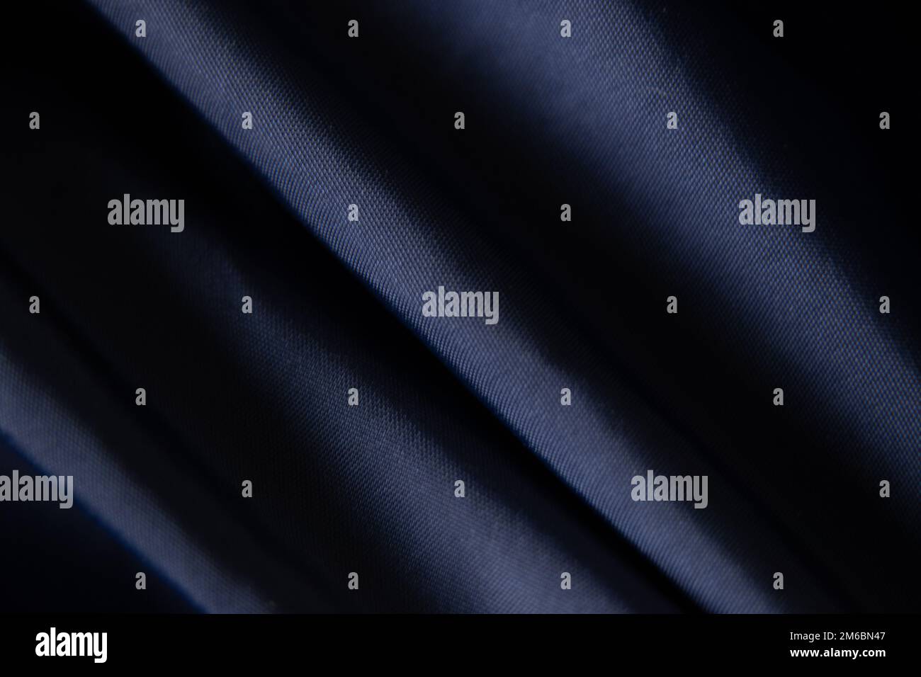 tessuto blu scuro stropicciato come primo piano dello sfondo Foto Stock