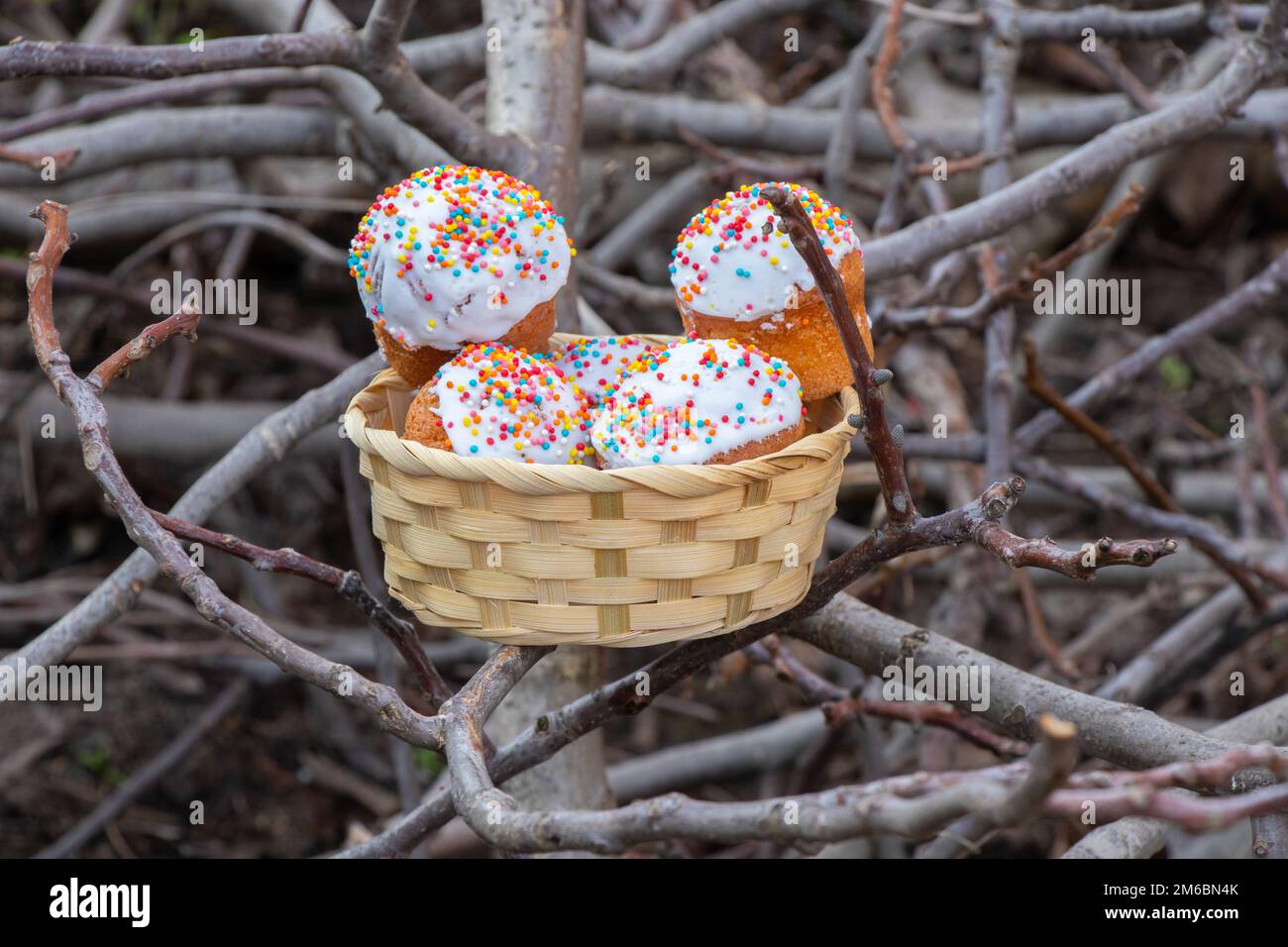 torta di pasqua su un vecchio tavolo di legno primo piano, pasqua vacanza Foto Stock