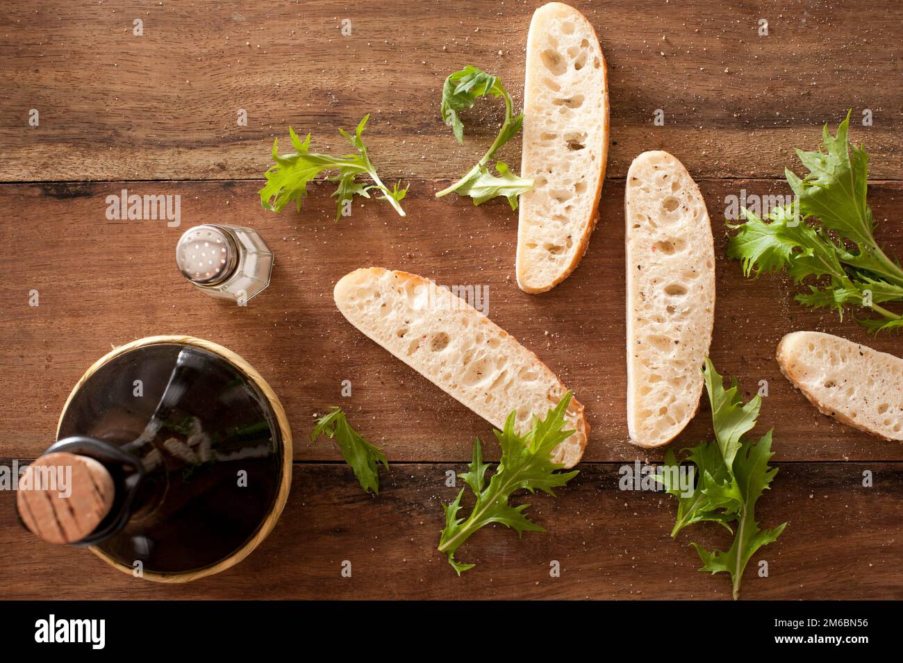 Fette di baguette fresca con rucola Foto Stock