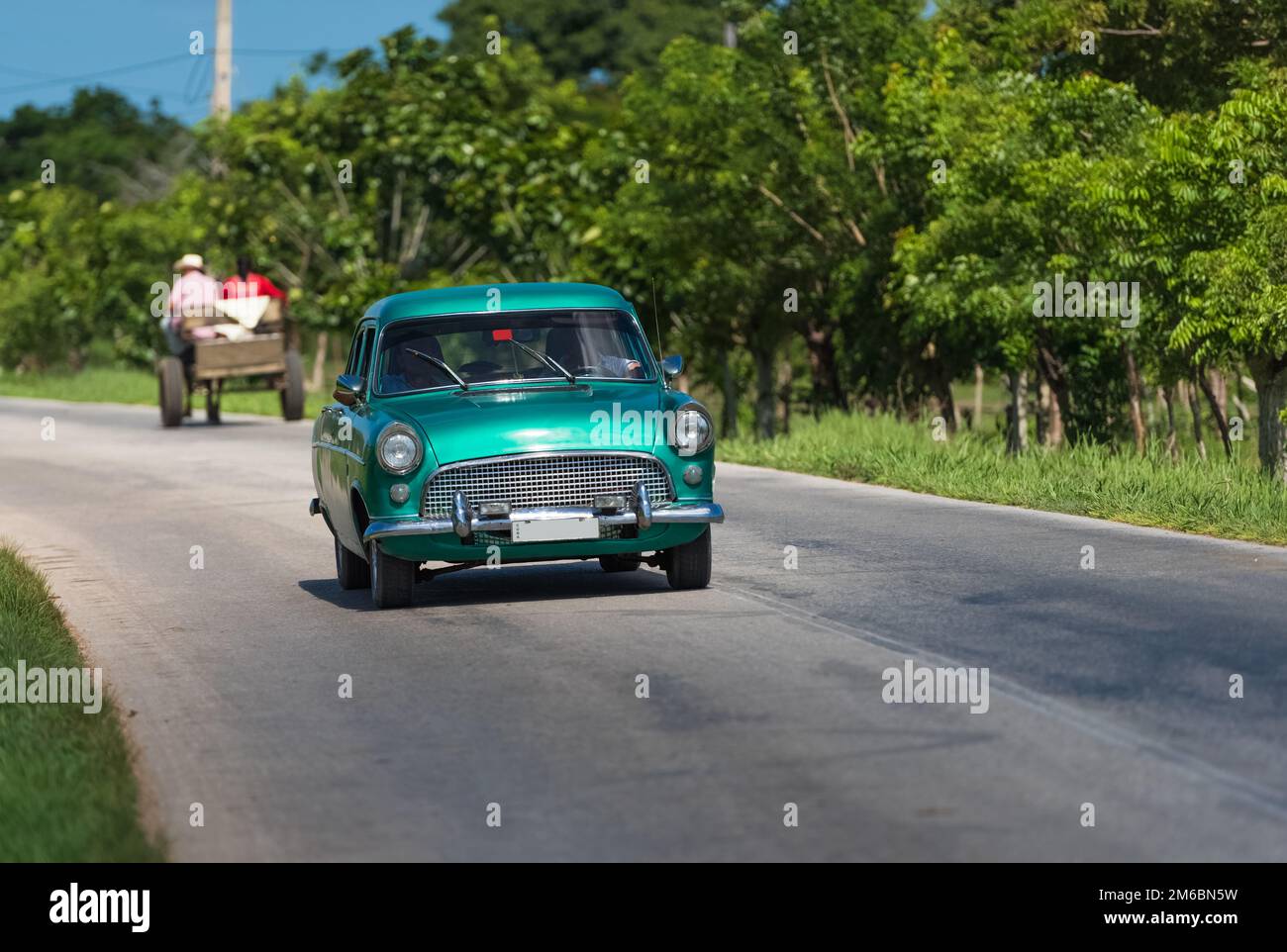 L'auto d'epoca verde americana è guidata per strada a Santa Clara Cuba Foto Stock