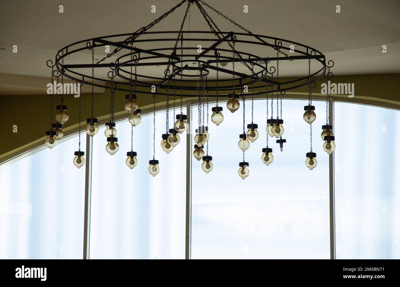 vecchio lampadario vintage appeso al soffitto di un hotel in egitto primo  piano Foto stock - Alamy