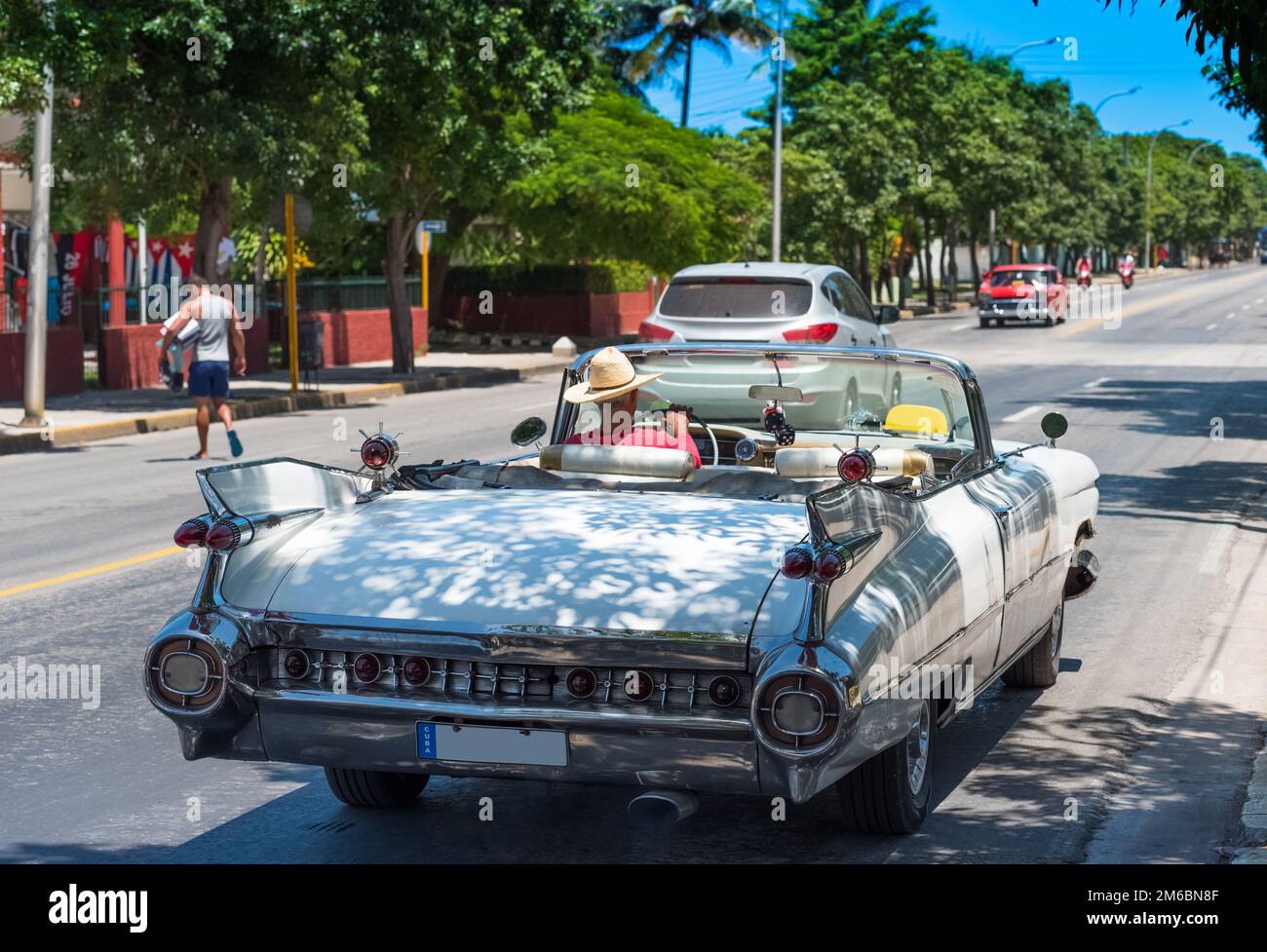 American bianco Cadillac classico caron la strada a Varadero Cuba - Serie Kuba 2016 Reportage Foto Stock