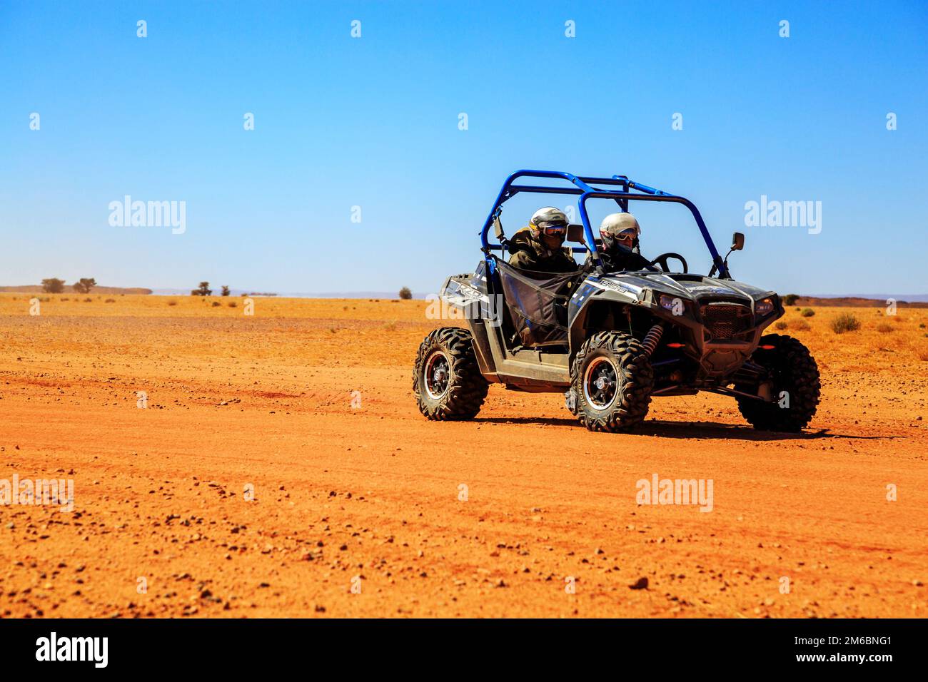 Merzouga, Marocco - 23 febbraio 2016: Vista laterale sul blu Polaris RZR 800 con i suoi piloti nel deserto del Marocco vicino a Merzouga. Merzouga i Foto Stock