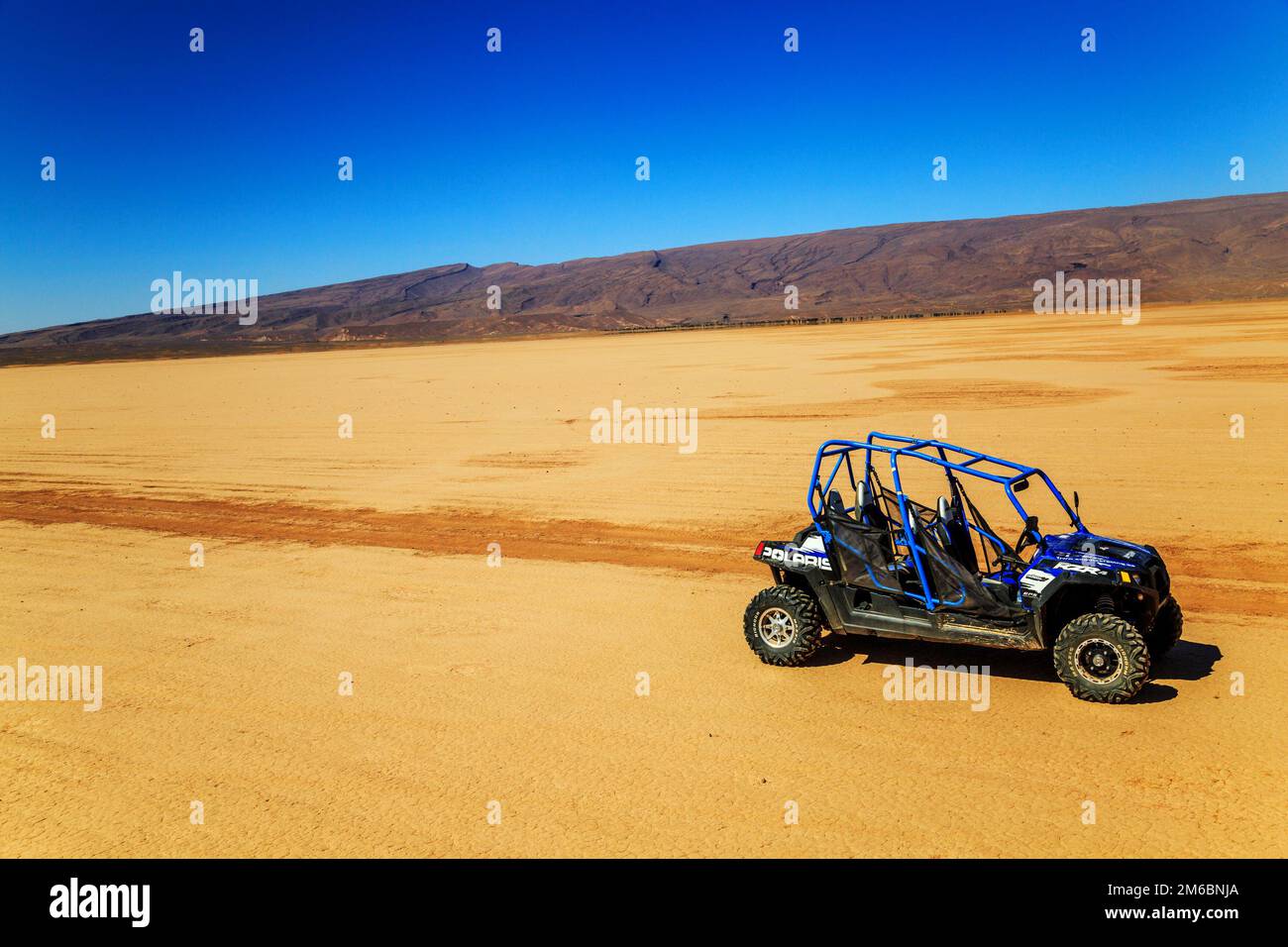 Merzouga, Marocco - 22 febbraio 2016: Polaris blu RZR 800 senza pilota nel deserto del Marocco vicino a Merzouga. Merzouga è famosa per la sua Foto Stock