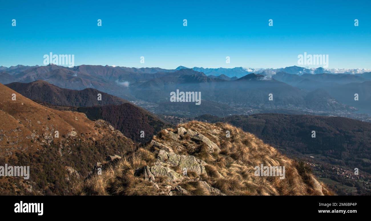 Vista dalla cima del monte lema sulle alpi svizzere e italiane Foto Stock