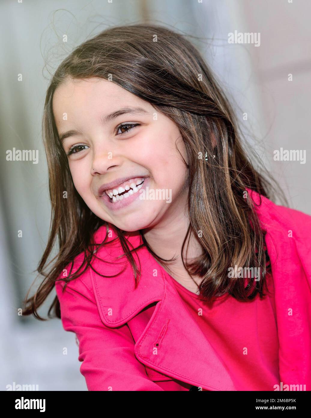Carino ritratto di una bella ragazza piccola felice Foto Stock