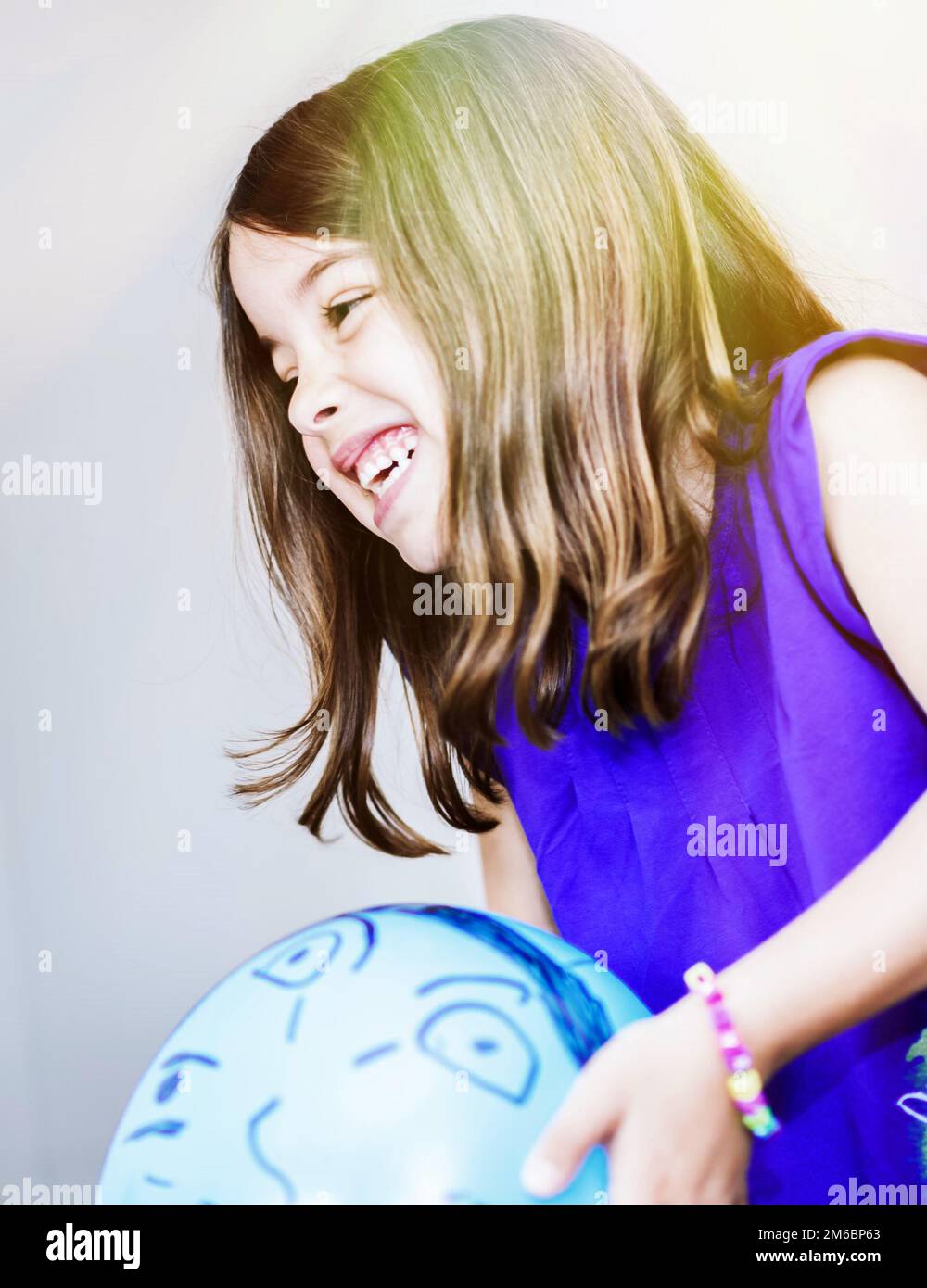 Ritratto di ragazza molto carina che gioca con un palloncino blu Foto Stock