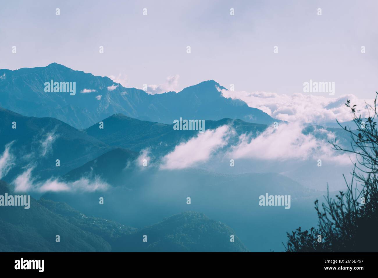 Vista dalla cima del monte lema sulle alpi svizzere e italiane Foto Stock