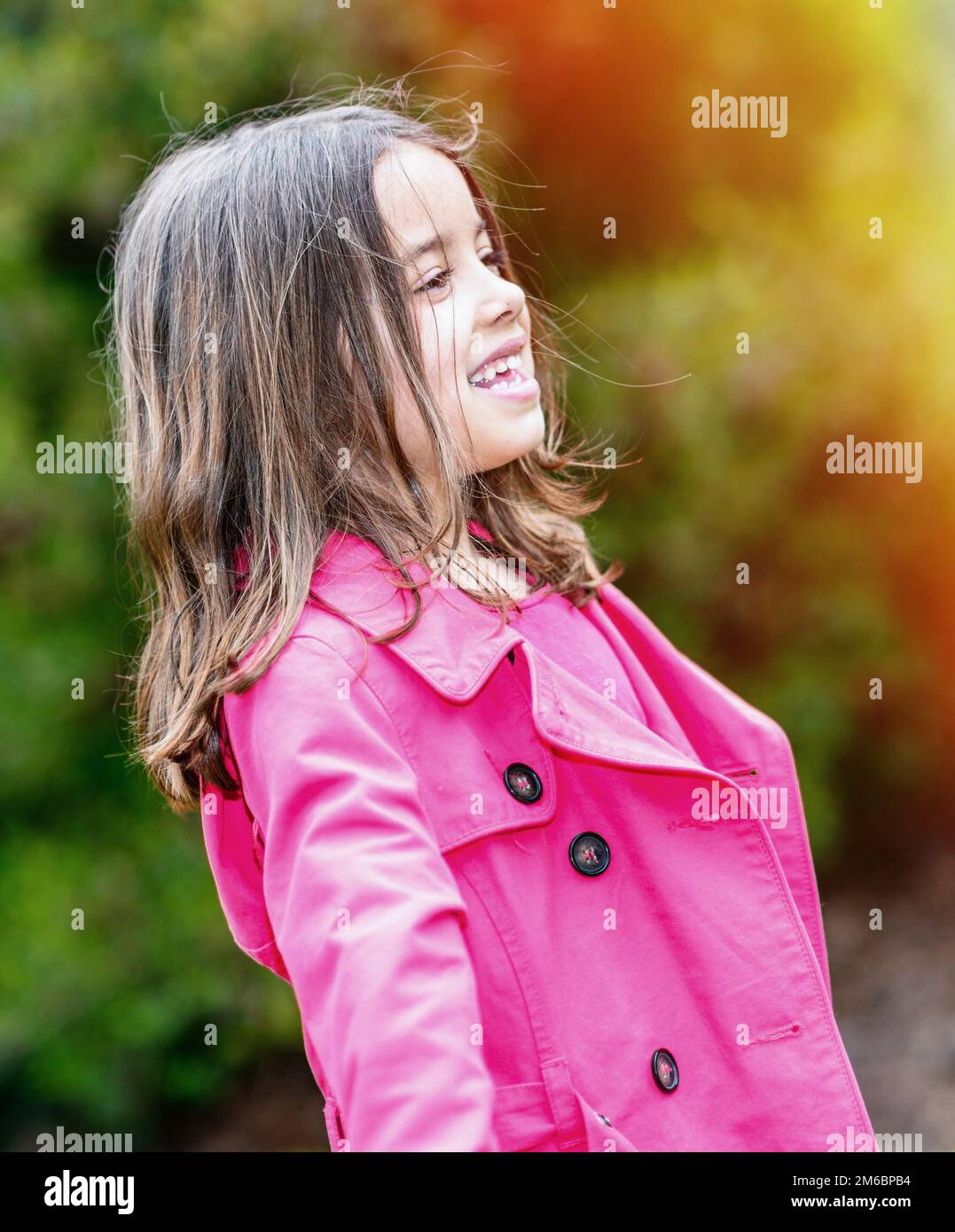 Ritratto estivo di felice carino bambino in piedi in un parco Foto Stock